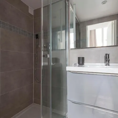Quiet Stylish Nest In Le Marais Central Parigi